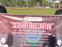 Puluhan Massa Desak Gubernur Kalbar Segera Benahi Bank Kalbar