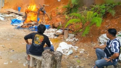 Tindak Tegas Illegal Mining, Polres Solok Selatan Bakar Pondok Tambang Emas Ilegal di KPGD