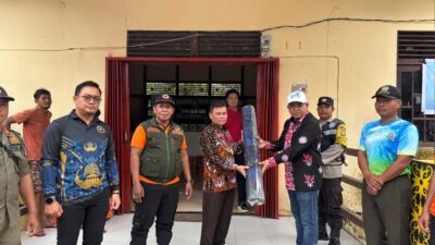 Pemkab Sanggau Serahkan Bantuan Banjir Bandang di Kedakas