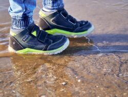 Penyakit Ini akan Mengintai Jika Terlalu Sering Pakai Sepatu Basah, Apa Saja?