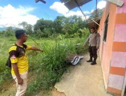 Polsek Sekayam Amankan Dua Pria yang Bongkar Atap Rumah Warga