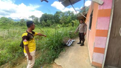 Polsek Sekayam Amankan Dua Pria yang Bongkar Atap Rumah Warga