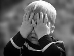 9 Tips Membuat Anak Pemalu Lebih Percaya Diri