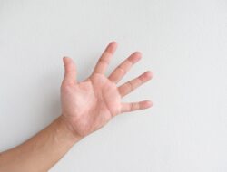 Apakah Telapak Tangan Sering Keringatan Punya Penyakit Jantung? Ini Penjelasan Dokter